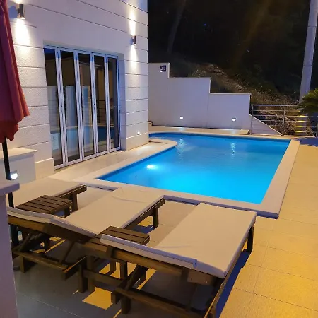 Villasanta De Luxe With Pool Apartment