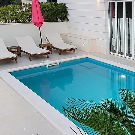 Apartmán Villasanta De Luxe With Pool *